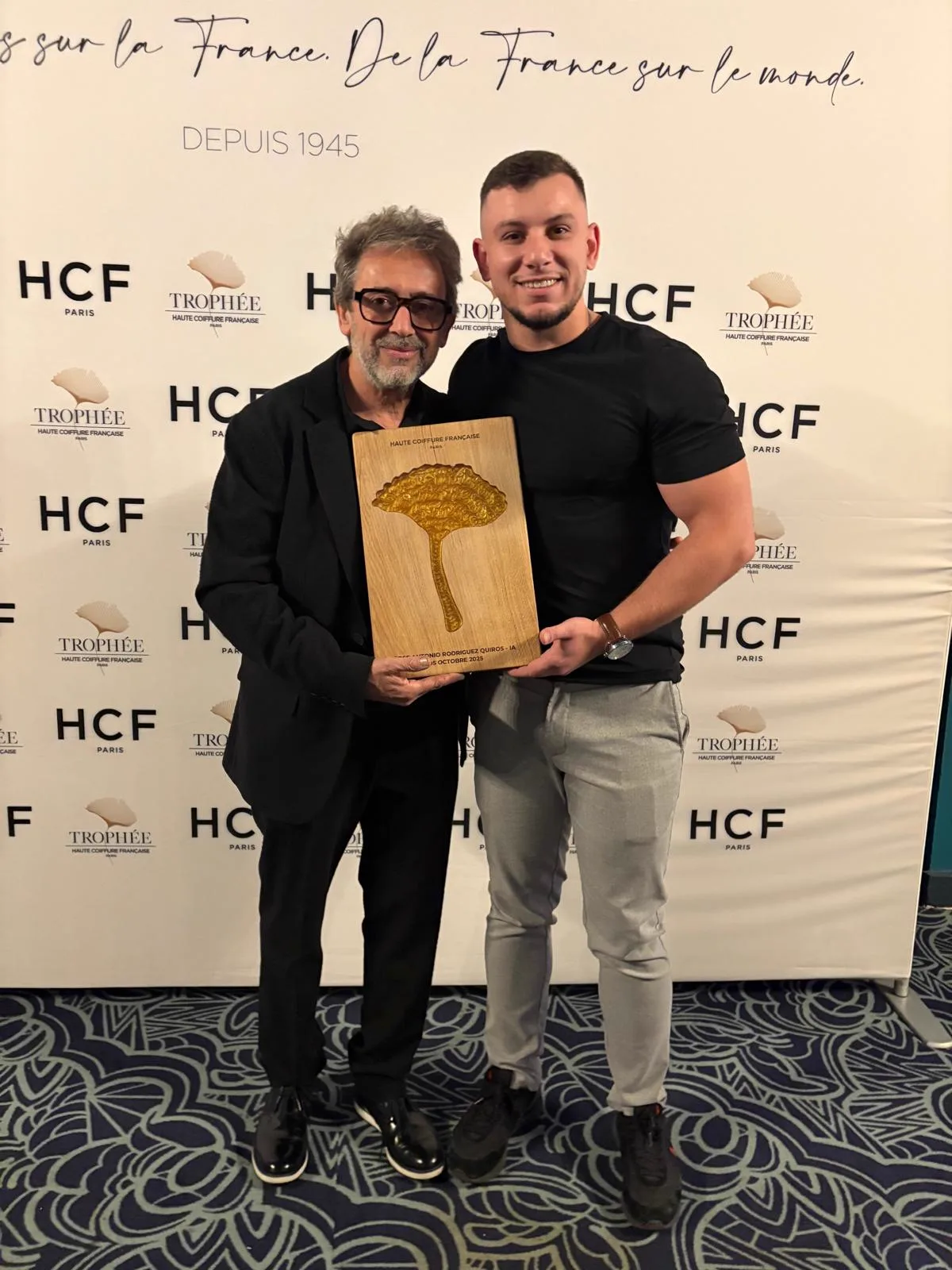 Le fondateur de Maison Obra (à droite) recevant son trophée
